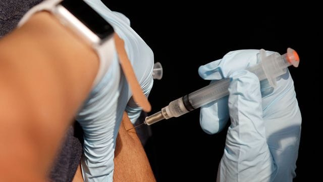 Die US-Regierung hat vor, die amerikanische Bevölkerung voraussichtlich ab September mit Auffrischungsimpfungen gegen das Coronavirus zu versorgen.