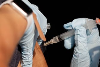 Die US-Regierung hat vor, die amerikanische Bevölkerung voraussichtlich ab September mit Auffrischungsimpfungen gegen das Coronavirus zu versorgen.