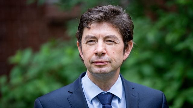 Für die meisten Geimpften wird nach Überzeugung des Virologen Christian Drosten keine Auffrischungsimpfung nötig sein. Für die meisten Geimpften wird nach Überzeugung des Virologen Christian Drosten keine Auffrischungsimpfung nötig sein.