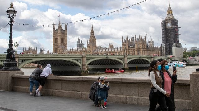 In England ist das Tragen von Masken in den meisten öffentlichen Räumen mittlerweile eine private Entscheidung.