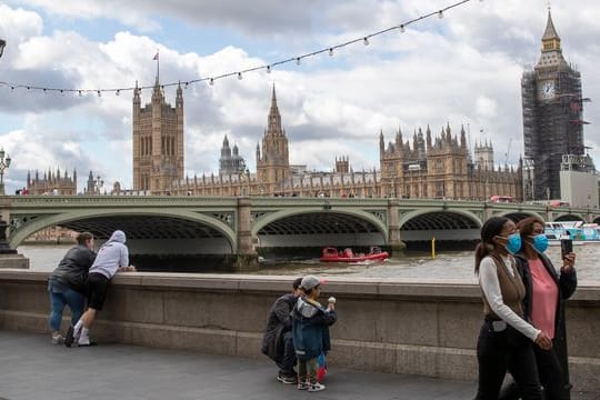 In England ist das Tragen von Masken in den meisten öffentlichen Räumen mittlerweile eine private Entscheidung.