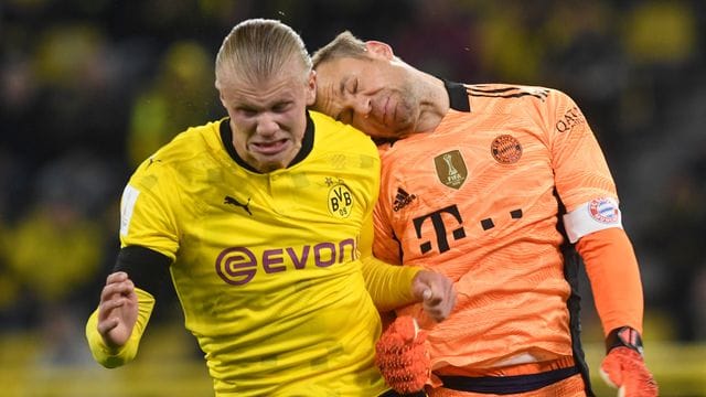 Torwart Manuel Neuer (r) verletzte sich im Supercup gegen den BVB.