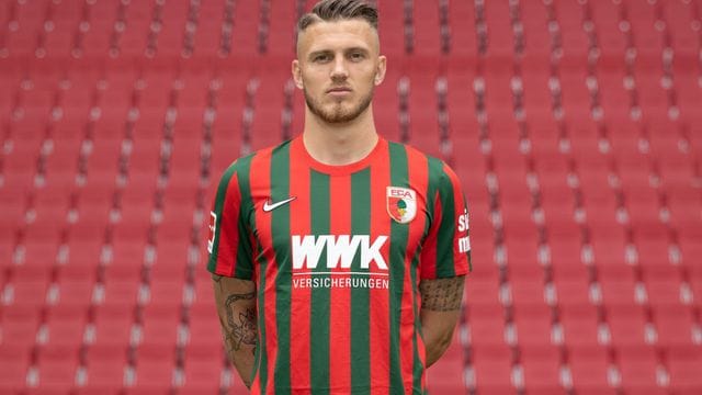 Der FC Augsburg befürchtet einen Ausfall von Jeffrey Gouweleeuw. Der FC Augsburg befürchtet einen Ausfall von Jeffrey Gouweleeuw.
