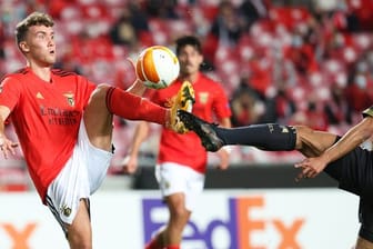 Benficas Luca Waldschmidt (l) und Standards Mehdi Carcela gehen mit gestrecktem Bein zum Ball.