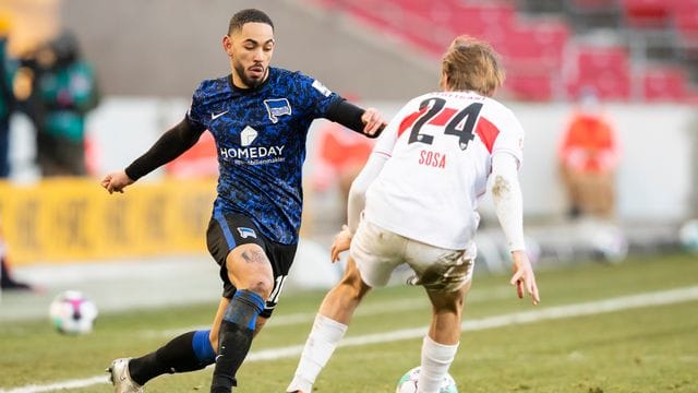 Herthas Matheus Cunha (l) geht gegen Stuttgarts Borna Sosa (r) mit Tempo ins Dribbling.