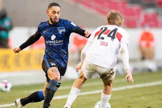 Herthas Matheus Cunha (l) geht gegen Stuttgarts Borna Sosa (r) mit Tempo ins Dribbling.