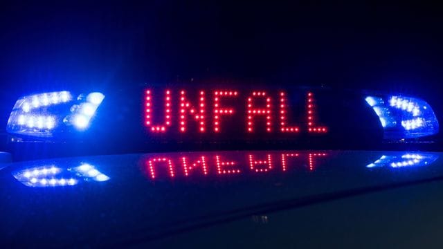 Blaulicht und der Hinweis "Unfall" (Symbolbild): In Bautzen wurden neun Menschen beim dem Einsturz eines Balkons verletzt. Blaulicht und der Hinweis "Unfall" (Symbolbild): In Bautzen wurden neun Menschen beim dem Einsturz eines Balkons verletzt.