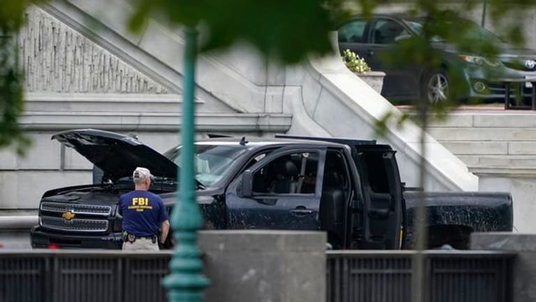 Die Polizei des US-Kapitols untersucht ein verdächtiges Fahrzeug auf eine mögliche Bombe.