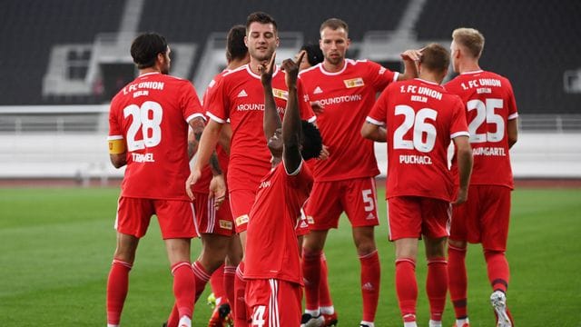 Unions Spieler feiern gemeinsam, nachdem Taiwo Awoniyi (vorne) zur 1:0-Führung getroffen hat.