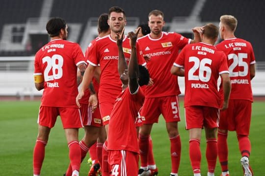 Unions Spieler feiern gemeinsam, nachdem Taiwo Awoniyi (vorne) zur 1:0-Führung getroffen hat.