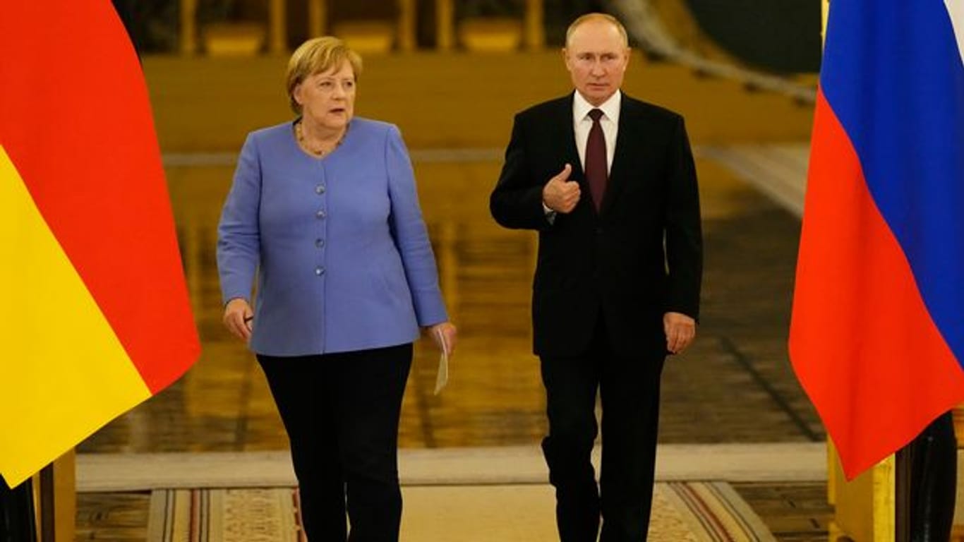 Angela Merkel und Wladimir Putin betreten den Saal für eine gemeinsame Pressekonferenz nach ihren Gesprächen im Kreml.