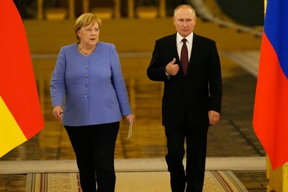 Angela Merkel und Wladimir Putin betreten den Saal für eine gemeinsame Pressekonferenz nach ihren Gesprächen im Kreml.