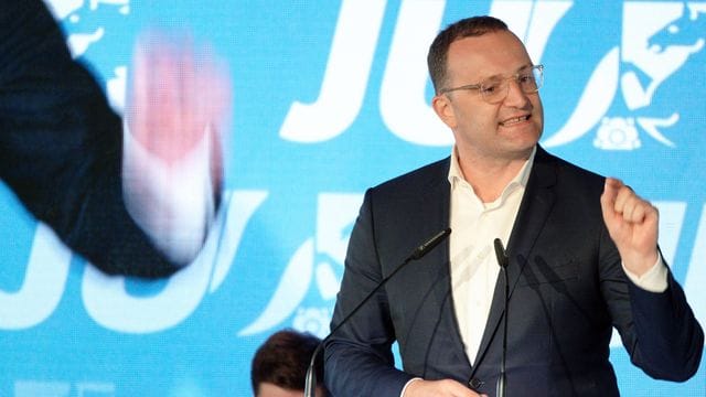 Gesundheitsminister Jens Spahn (CDU) erwägt, allen Bürgern eine Corona-Auffrischimpfung anzubieten. Gesundheitsminister Jens Spahn (CDU) erwägt, allen Bürgern eine Corona-Auffrischimpfung anzubieten.