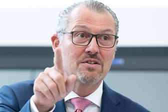 Arbeitgeberpräsident Rainer Dulger stellt sich in Kernpunkten der Arbeitsmarktpolitik gegen Versprechen der SPD im Wahlkampf.