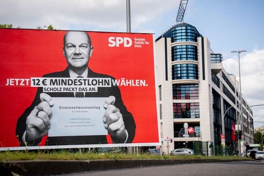 Ein SPD-Wahlplakat vor der Parteizentrale in Berlin.