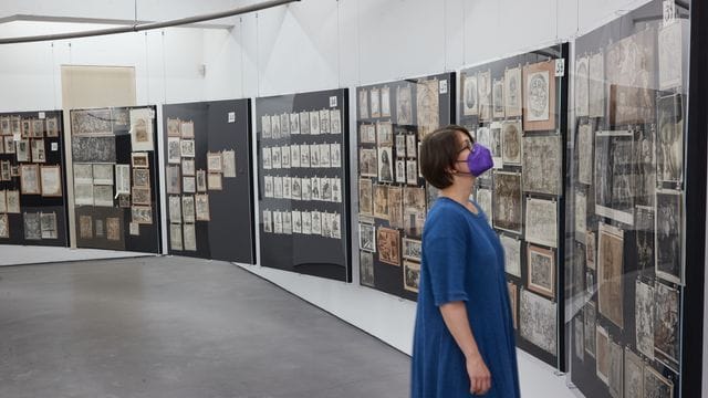 Eine Mitarbeiterin der Deichtorhallen Hamburg in der Ausstellung "Aby Warburg: Bilderatlas Mnemosyne. Eine Mitarbeiterin der Deichtorhallen Hamburg in der Ausstellung "Aby Warburg: Bilderatlas Mnemosyne.