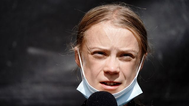 Die Klimaaktivistin Greta Thunberg spricht auf einer Pressekonferenz zu den Medienvertretern.