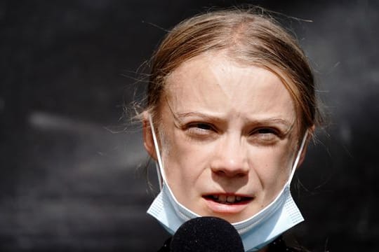 Die Klimaaktivistin Greta Thunberg spricht auf einer Pressekonferenz zu den Medienvertretern.