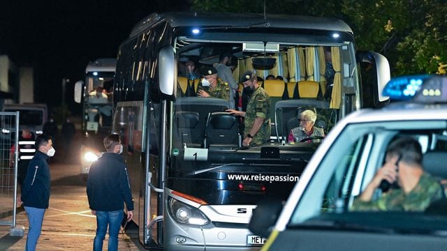 Zwei Reisebusse mit denen Ortskräften aus Afghanistan am frühen Morgen auf dem Gelände der DRK-Flüchtlingshilfe. Zwei Reisebusse mit denen Ortskräften aus Afghanistan am frühen Morgen auf dem Gelände der DRK-Flüchtlingshilfe.