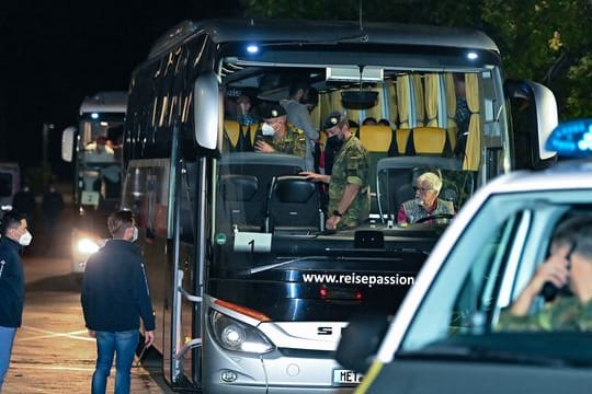 Zwei Reisebusse mit denen Ortskräften aus Afghanistan am frühen Morgen auf dem Gelände der DRK-Flüchtlingshilfe.