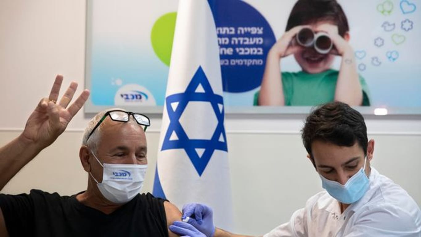 Ein Mann in Israel erhält seine dritte Impfung mit dem Corona-Impfstoff von Pfizer/Biontech.