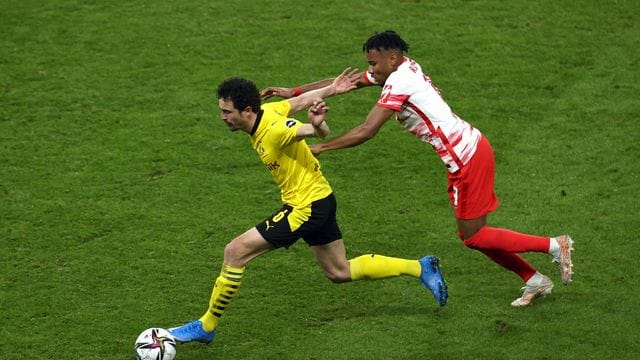 Thomas Delaney (l) wird offenbar vom FC Sevilla umworben.