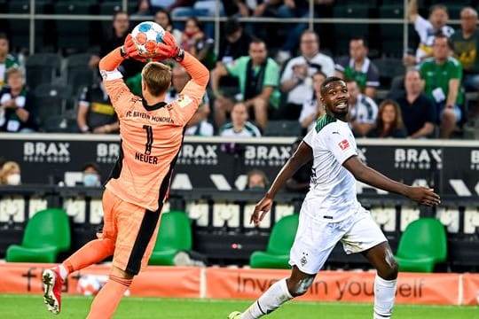 Mönchengladbachs Stürmer Marcus Thuram (r) wird offenbar von Inter Mailand umworben.