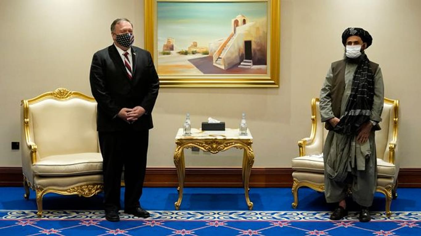 Mike Pompeo (l), damaliger Außenminister der USA, traf Ende November 2020 Mullah Abdul Ghani Baradar, den Vizechef der Taliban.