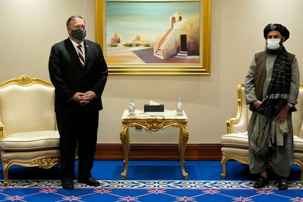 Mike Pompeo (l), damaliger Außenminister der USA, traf Ende November 2020 Mullah Abdul Ghani Baradar, den Vizechef der Taliban.
