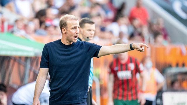 Trainer Sebastian Hoeneß dementierte ein Transfer-Gerücht.