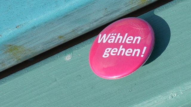 Ein Anstecker mit der Aufschrift "Wählen gehen!".