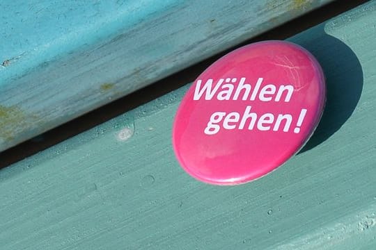 Ein Anstecker mit der Aufschrift "Wählen gehen!".