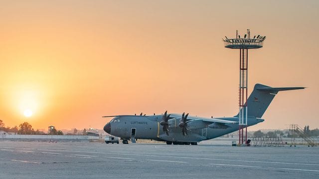 Ein Airbus A400M der deutschen Luftwaffe steht auf dem Flughafen von Taschkent. Ein Airbus A400M der deutschen Luftwaffe steht auf dem Flughafen von Taschkent.