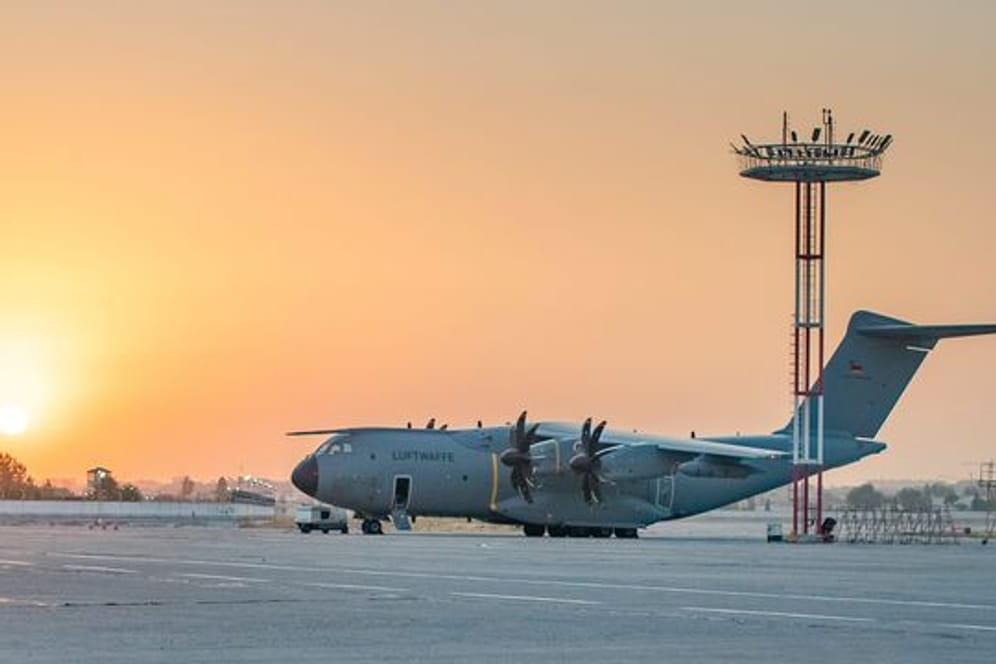 Ein Airbus A400M der deutschen Luftwaffe steht auf dem Flughafen von Taschkent.