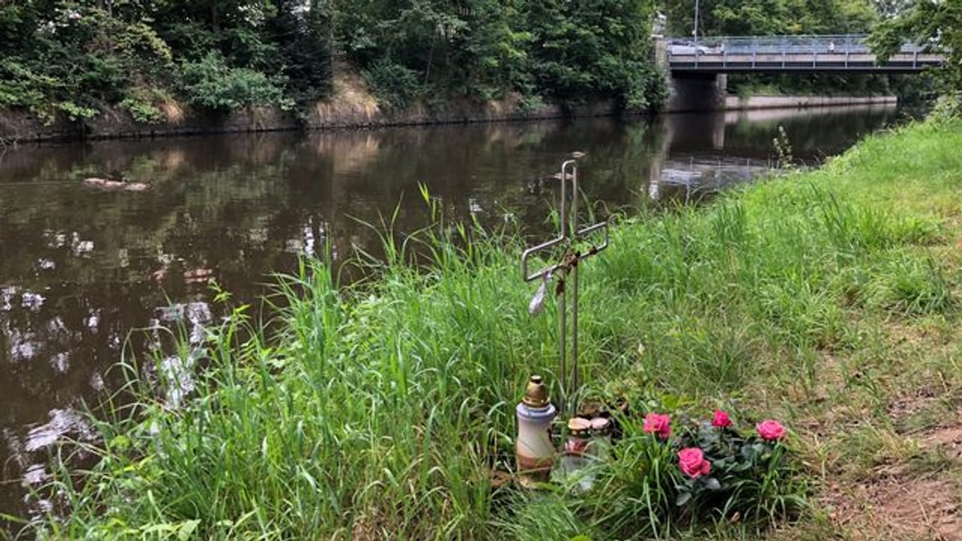 Ein Kreuz am Ufer des Flutkanals in Weiden erinnert an den Tod eines Mannes im September 2020.