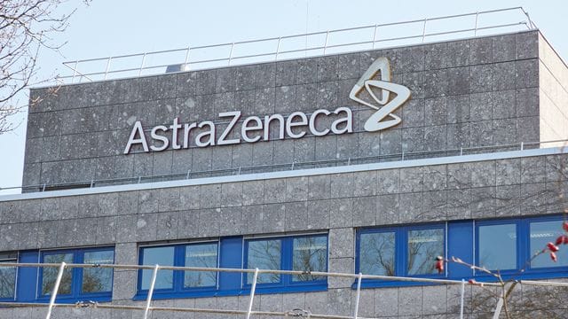 Das Logo am Gebäude des Pharmakonzerns Astrazeneca.