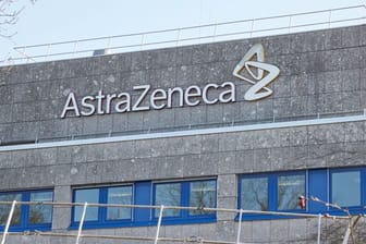 Das Logo am Gebäude des Pharmakonzerns Astrazeneca.