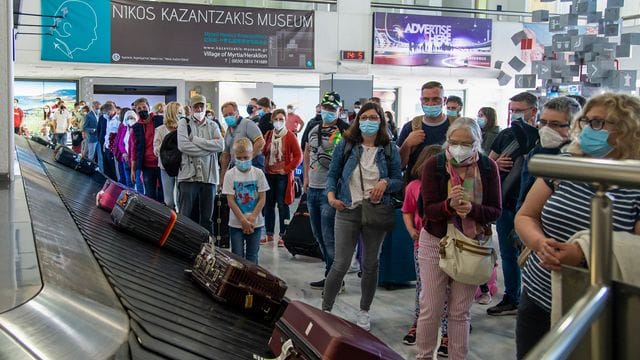 Passagiere aus Hannover warten am internationalen Flughafen Nikos Kazantzakis auf Kreta auf ihr Gepäck.