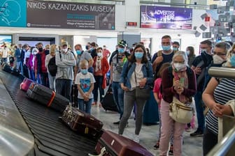 Passagiere aus Hannover warten am internationalen Flughafen Nikos Kazantzakis auf Kreta auf ihr Gepäck.