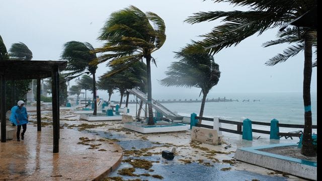 Der Hurrikan "Grace" hat auf der bei Urlaubern beliebten mexikanischen Halbinsel Yucatán bereits weitreichende Stromausfälle verursacht. Der Hurrikan "Grace" hat auf der bei Urlaubern beliebten mexikanischen Halbinsel Yucatán bereits weitreichende Stromausfälle verursacht.