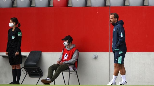 Trainer Gabor Gallai (r) und seine Hoffenheimerinnen haben die erste Hürde Richtung Champions-League-Teilnahme genommen.