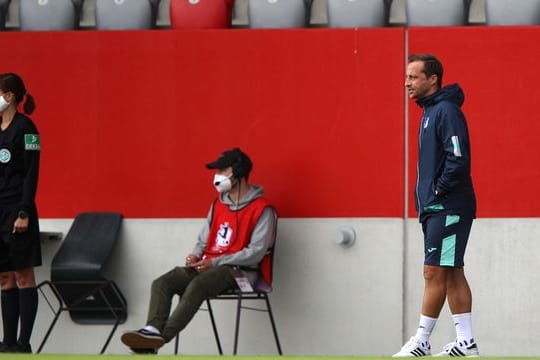 Trainer Gabor Gallai (r) und seine Hoffenheimerinnen haben die erste Hürde Richtung Champions-League-Teilnahme genommen.