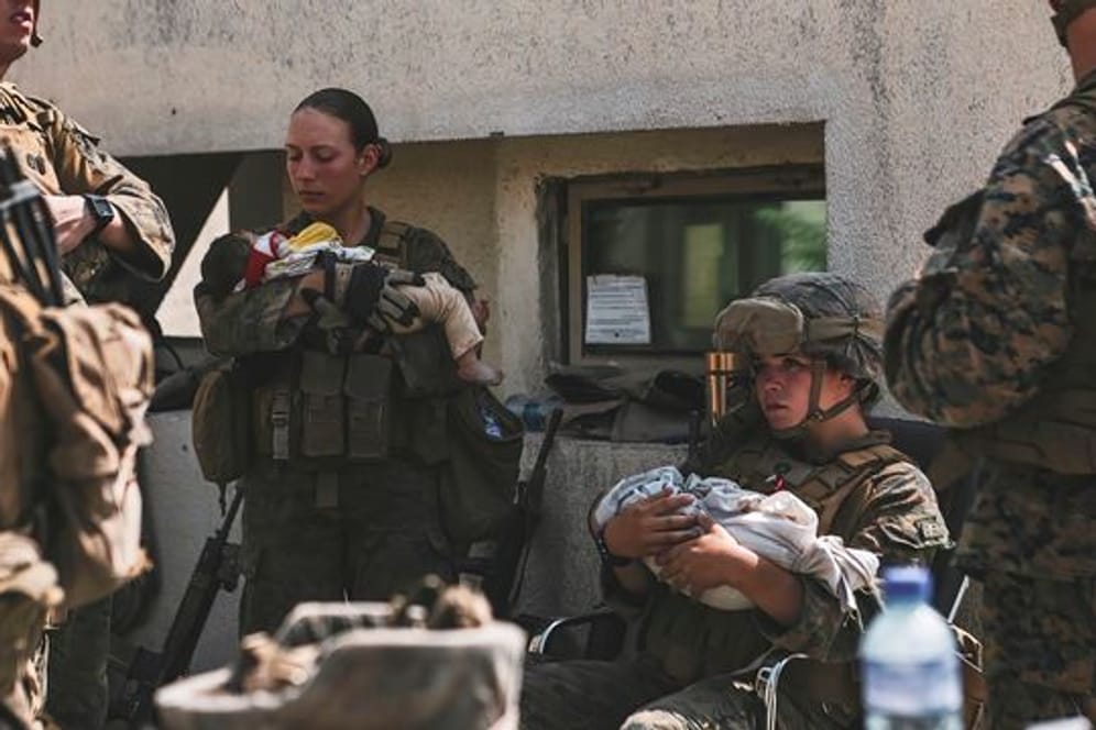 Zahlreiche Babys und Kinder werden von US-Soldaten am Flughafen von Kabul versorgt.
