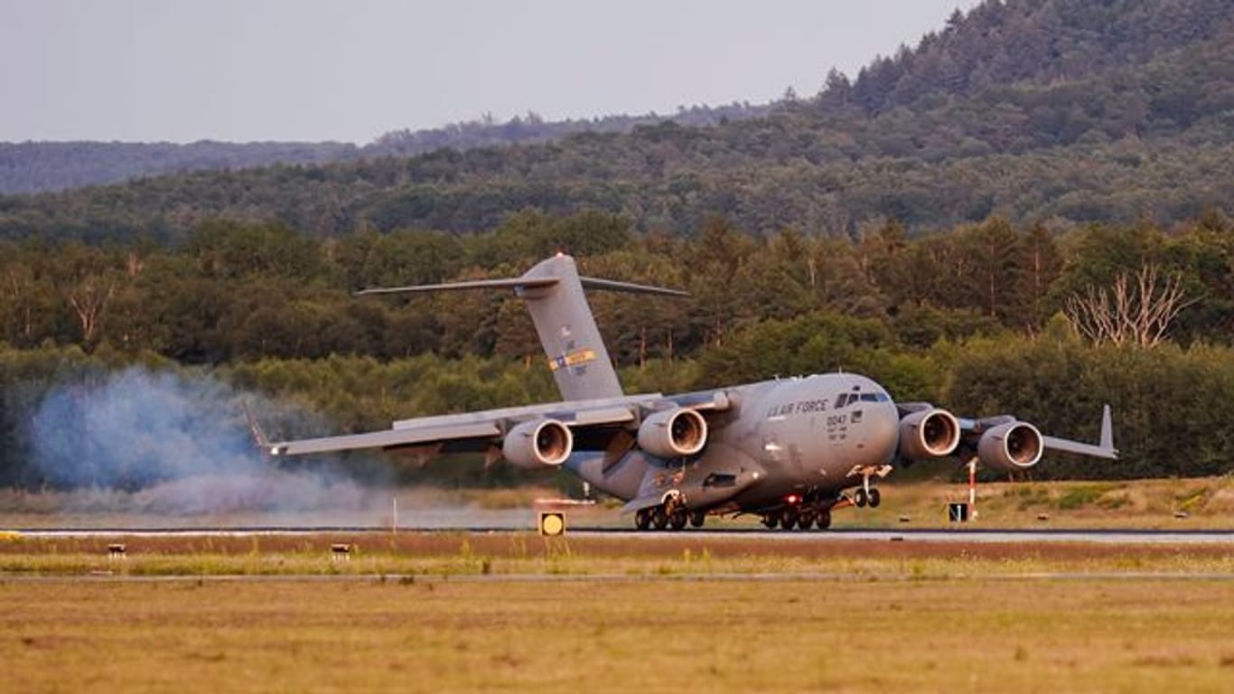 Ein Transportflugzeug mit aus Afghanistan ausgeflogenen Menschen landet auf der Ramstein Air Base.