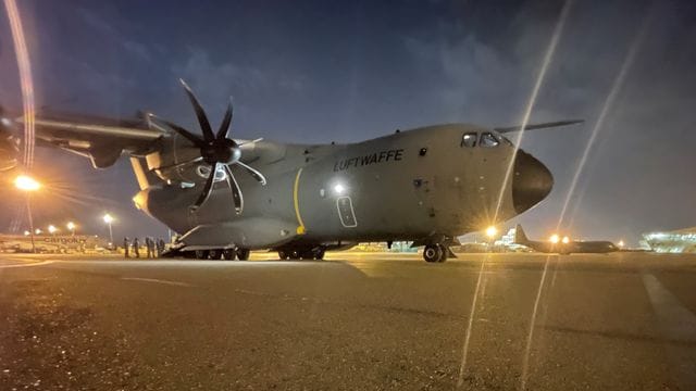 Ein Airbus A400M der deutschen Luftwaffe steht auf dem Flughafen von Taschkent. Ein Airbus A400M der deutschen Luftwaffe steht auf dem Flughafen von Taschkent.