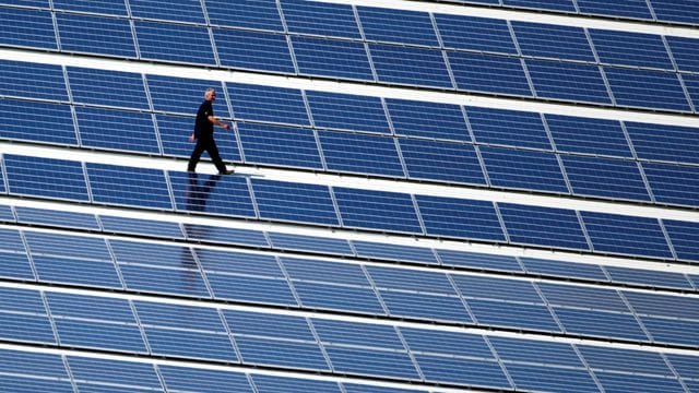 Neben Verwaltungsgebäuden könnten auch Kitas, Sportstätten oder der kommunale Wohnungsbestand mit Solardächern ausgestattet werden, schlägt der Deutsche Städte- und Gemeindebund vor. Neben Verwaltungsgebäuden könnten auch Kitas, Sportstätten oder der kommunale Wohnungsbestand mit Solardächern ausgestattet werden, schlägt der Deutsche Städte- und Gemeindebund vor.