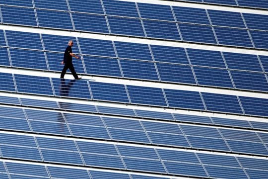 Neben Verwaltungsgebäuden könnten auch Kitas, Sportstätten oder der kommunale Wohnungsbestand mit Solardächern ausgestattet werden, schlägt der Deutsche Städte- und Gemeindebund vor.