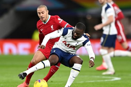 Der FC Bayern ist angeblich an Tottenhams Tanguy Ndombele (v) interessiert.