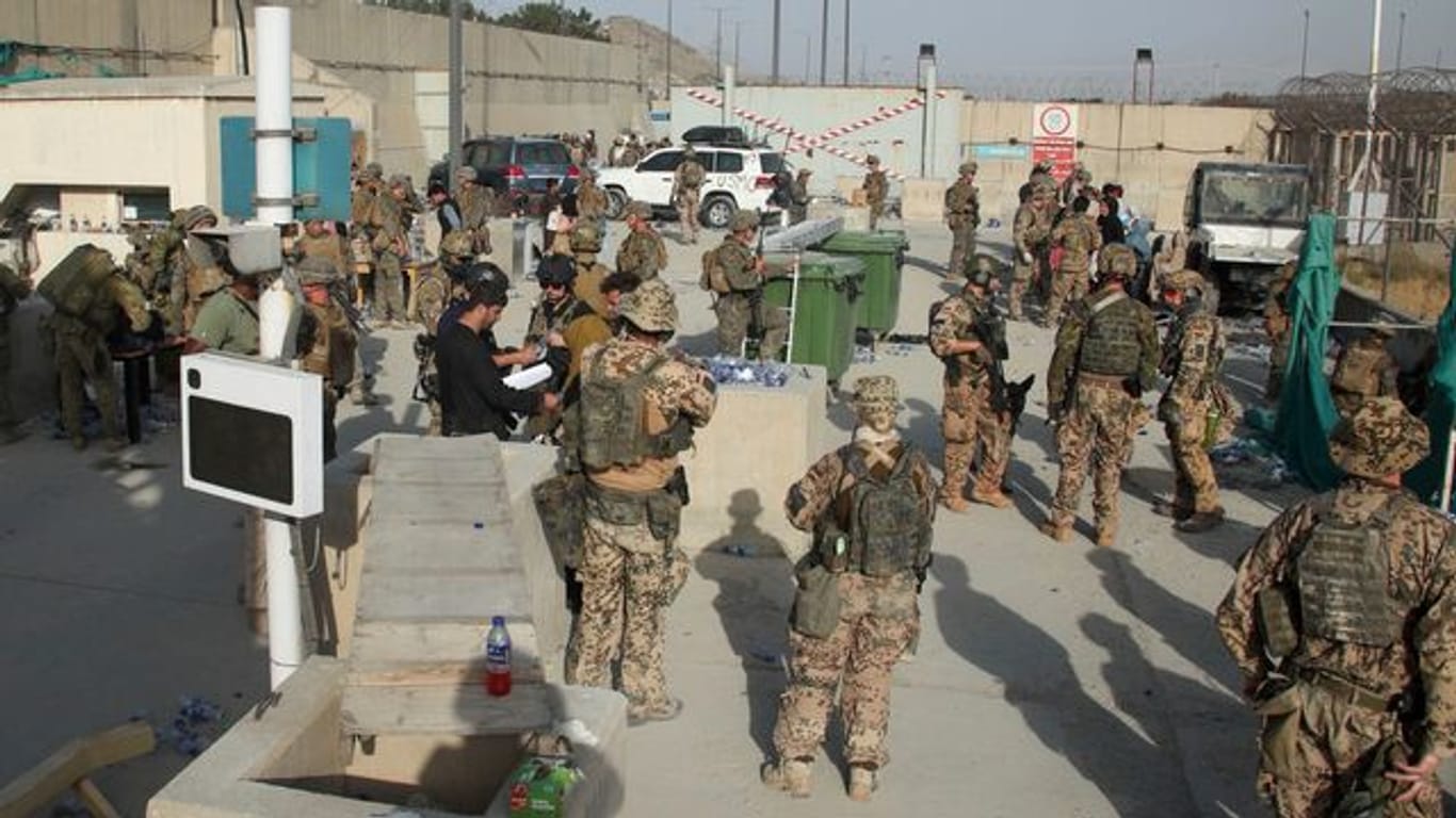 Britische und des US-amerikanische Soldaten bei der Evakuierung von Menschen aus Kabul.