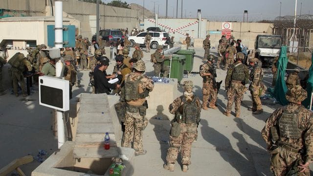 Britische und des US-amerikanische Soldaten bei der Evakuierung von Menschen aus Kabul. Britische und des US-amerikanische Soldaten bei der Evakuierung von Menschen aus Kabul.